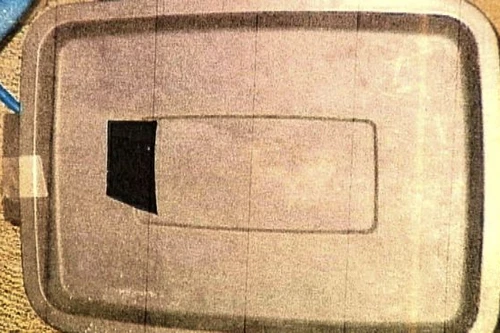 Phạt con bằng cách nhét vào ... hộp nhựa