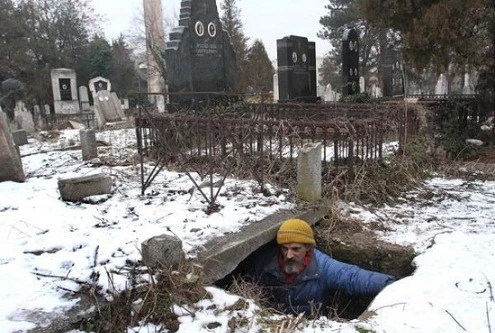 Người đàn ông sống 15 năm trời trong ... hầm mộ