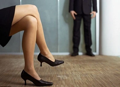 Bôi acid vào giầy để mưu sát đồng nghiệp