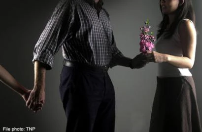 Bị cắm sừng, vợ cắn chồng tả tơi ngay tại trận