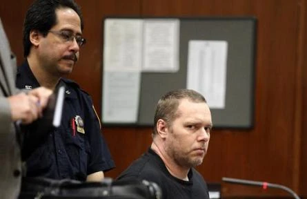 Đâm chết vợ vì nghi ngờ gửi tin nhắn khiêu dâm cho chồng cũ