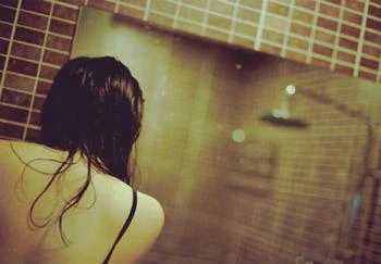 Hai gã thanh niên bị bắt vì đặt máy quay lén phụ nữ tắm