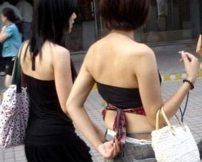 Khi nửa kia thích khoe cơ thể qua trang phục hở hang 