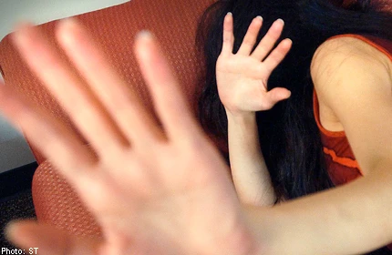 Anh trai ép em gái xem cảnh “sex” sau đó cưỡng hiếp