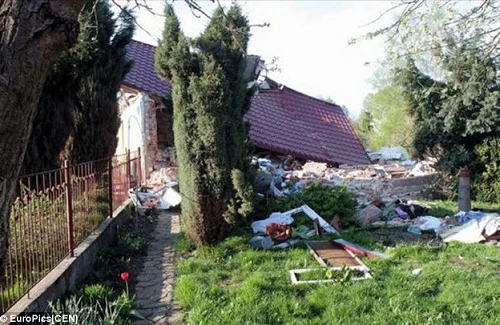 Không được đi dã ngoại cùng vợ con, cụ ông đánh sập nhà