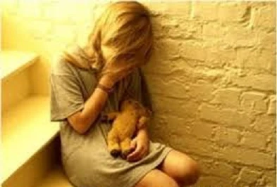 Cha nhiễm HIV đồi bại quấy rối, ép con gái xem phim khiêu dâm