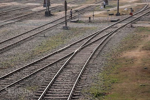 Bị đẻ rơi xuống đường ray tàu hỏa, bé sơ sinh thoát chết kỳ diệu