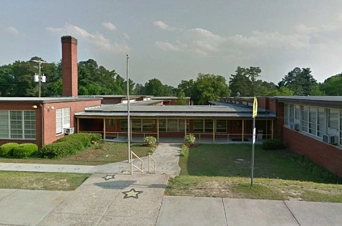 Hiệu trưởng tấn công tình dục nam sinh ngay trong phòng