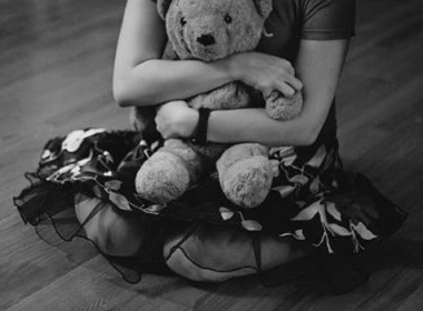 Hiếp dâm bé gái 4 tuổi rồi ném vào thùng rác