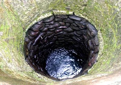 Tàn nhẫn đẩy người tình mang thai xuống giếng