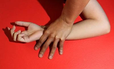 Cha dượng giở trò đồi bại với con riêng của vợ