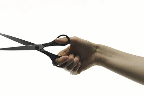 Cắt tóc bạn thân vì bị cướp người yêu