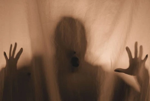 "Săn ma", phát hiện bồ và con trai đang “mây mưa” trong bếp