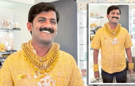 Tỷ phú trẻ Ấn Độ mặc áo sơ mi làm từ vàng ròng