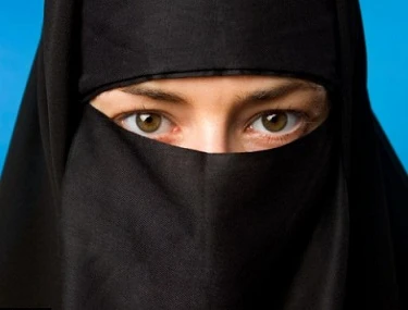 Thiếu nữ 15 hoảng sợ vì bị ép cưới ông già 90