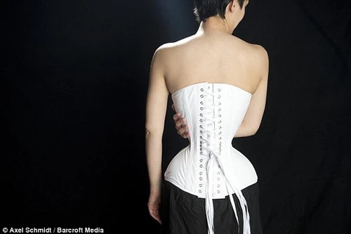 Cô gái có vòng eo siêu nhỏ