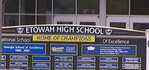 Oral sex trong căng tin, học sinh trung học bị buộc tội hình sự 