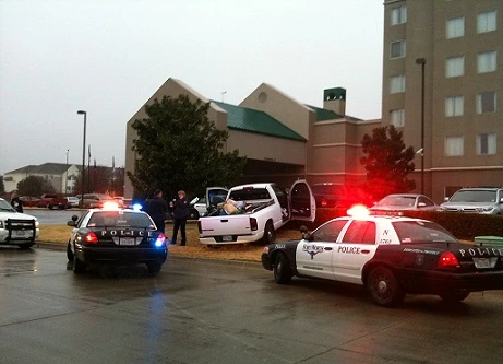 Khỏa thân đuổi bắt trộm ô tô