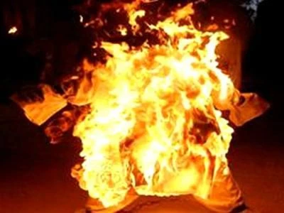 Ông già 75 tuổi bị bạn tình thiêu chết