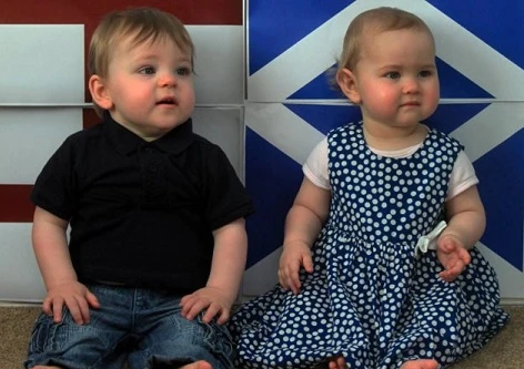 Cặp sinh đôi được sinh ở hai nước khác nhau