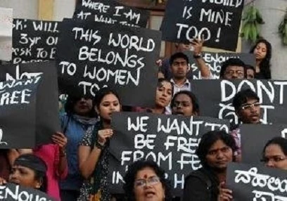 Bao vây xe cảnh sát để tấn công tội phạm hiếp dâm bé gái 3 tuổi