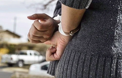 Mẹ lạm dụng tình dục con gái ruột, quay phim