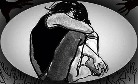 Bé gái bị tấn công tình dục man rợ trong nhà vệ sinh nam