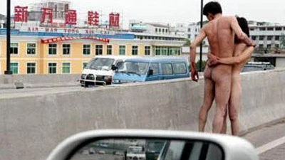 Đôi trai gái khỏa thân ôm nhau trên cầu, "đấu tranh" cho tình yêu
