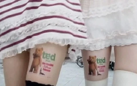 Mặc váy ngắn, vẽ lên đùi để quảng cáo