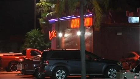 Cha bỏ mặc con trong xe để vui vẻ tại câu lạc bộ thoát y