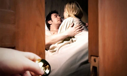 Đầu gối tay ấp 14 năm, vợ rủ nhân tình cùng giết chồng