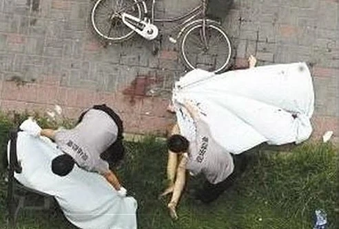 Đang ân ái cạnh cửa sổ chung cư, ngã xuống đất chết tại chỗ