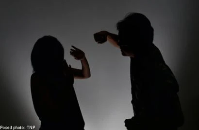 Vợ chồng đánh nhau vì con xem phim "đen"