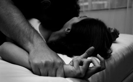 Trông con nằm viện, mẹ bị bảo vệ hiếp dâm