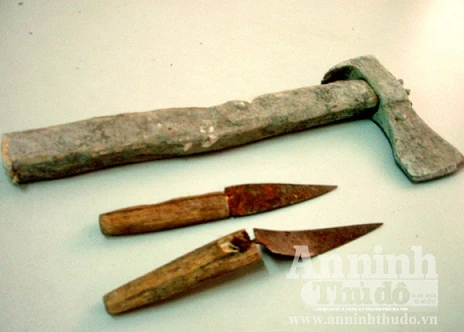 Nghi bị “cắm sừng”, nam sinh tấn công bạn gái rồi tự vẫn ngay tại lớp học