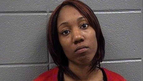 Hai phụ nữ dùng súng ép một nam giới quan hệ tình dục