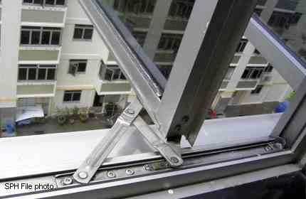 Sinh xong, mẹ tuổi teen ném con qua cửa sổ "phi tang"