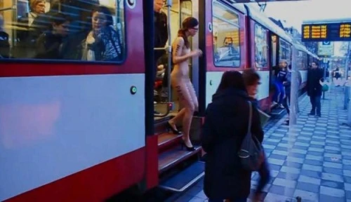 Người mẫu khỏa thân trình diễn nơi công cộng