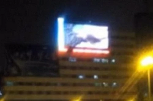 Hoảng hốt thấy phim "đen" phát trên màn hình công cộng