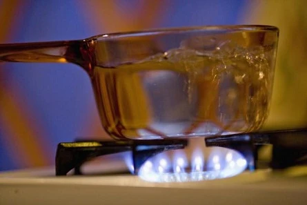 Cuồng ghen, vợ dội nước sôi vào “của quý” của chồng