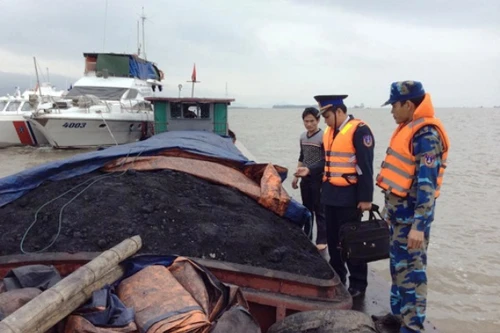 Cảnh sát biển bắt giữ tàu chở 150 tấn than cám lậu