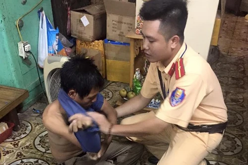 Cảnh sát giao thông Hà Nội giúp người nghèo bị ngất trong đêm mưa bão