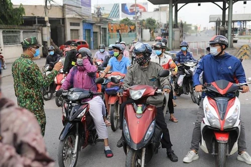 Chống dịch Covid-19 nhưng không “ngăn sông cấm chợ”