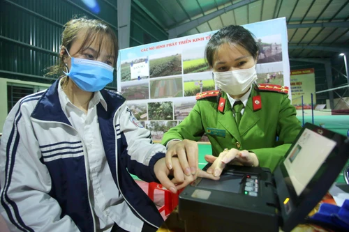 Cấp căn cước công dân gắn chíp: Vượt mọi khó khăn để phục vụ nhân dân