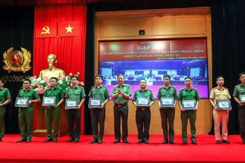 Bộ trưởng Bộ Công an Tô Lâm gặp mặt động viên gần 400 cán bộ tăng cường về xã biên giới, trọng điểm 