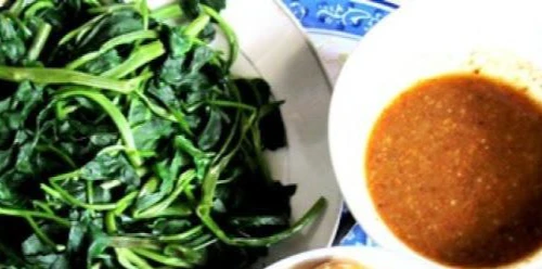 “Nhớ canh rau muống, nhớ cà dầm tương...” 