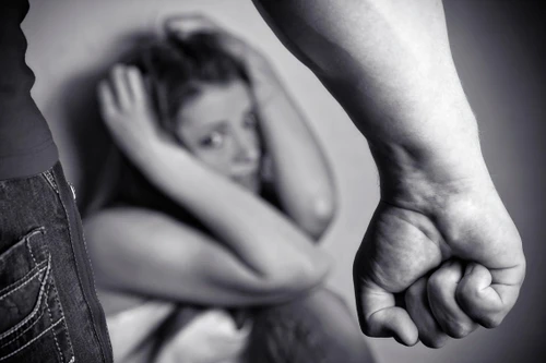 Gây tổn hại về tinh thần là một trong những hành vi bạo lực gia đình