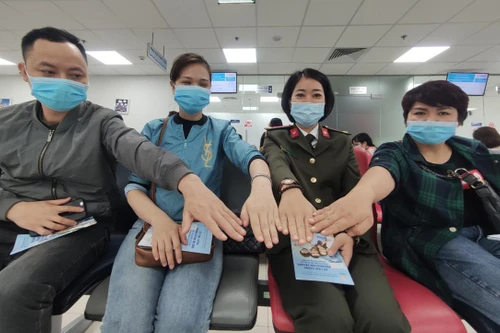 Những chiến sĩ Công an Thủ đô đầu tiên tiêm vaccine phòng dịch Covid-19 