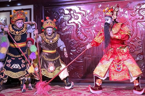 Bỏ giãn cách, nhưng các nhà hát không thể mạo hiểm