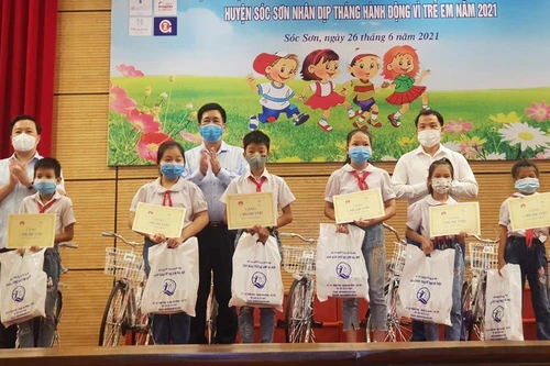Trao quà tặng trẻ em có hoàn cảnh đặc biệt tại huyện Sóc Sơn 